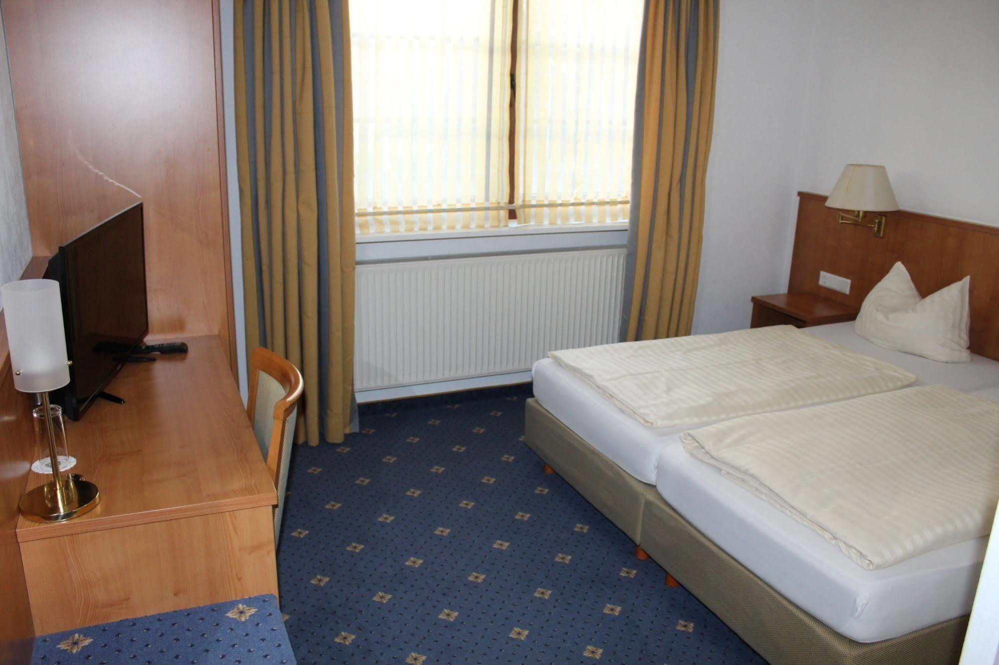 Hotel Kaiserhof Lehrte Luaran gambar